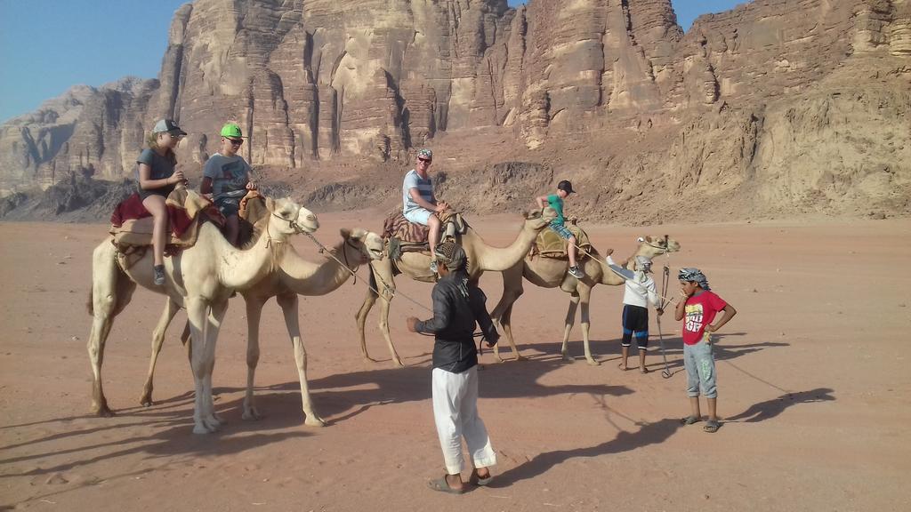 Black Irish Camp And Tours Hotell Wadi Rum Eksteriør bilde