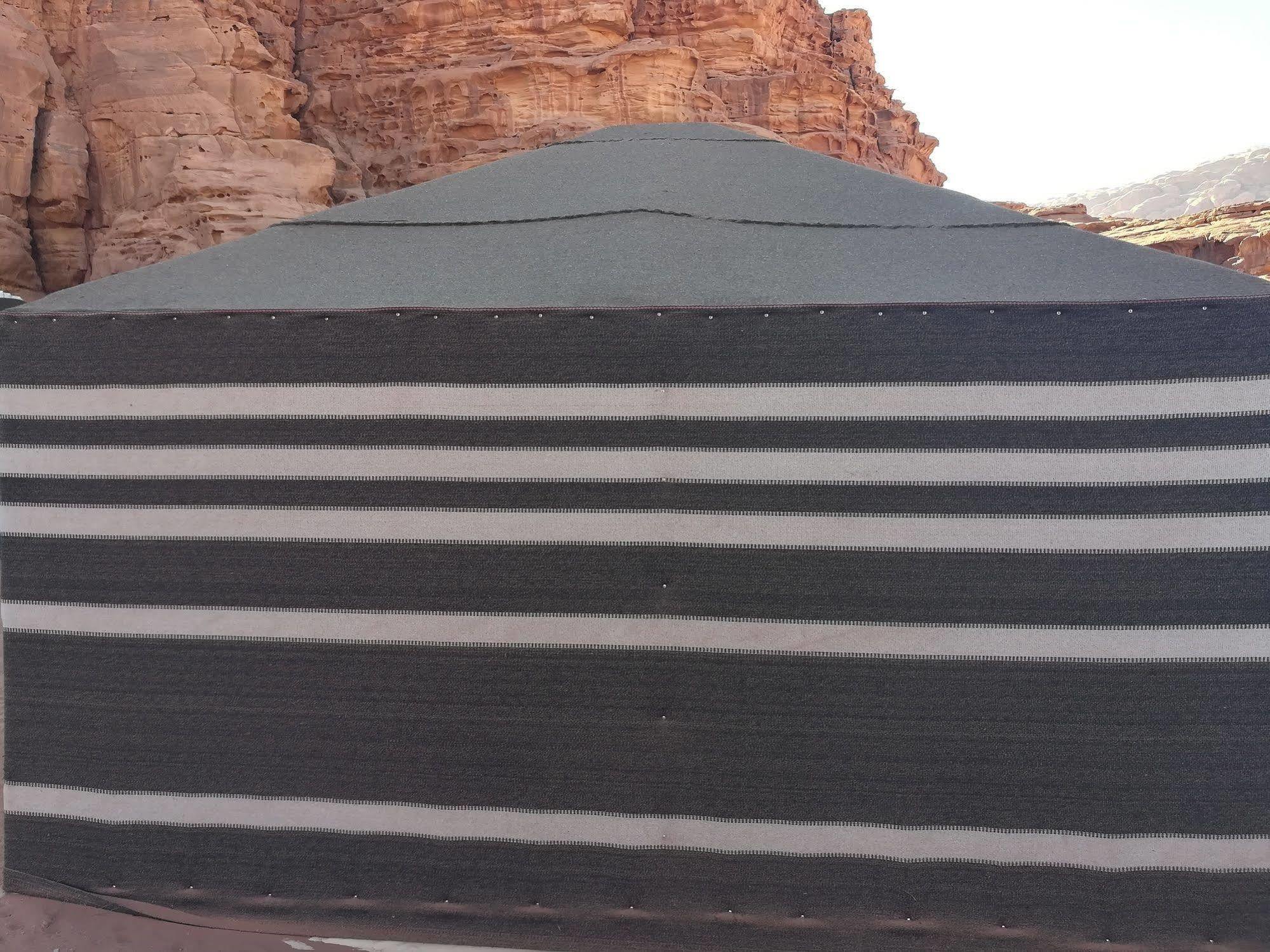 Black Irish Camp And Tours Wadi Rum Eksteriør bilde