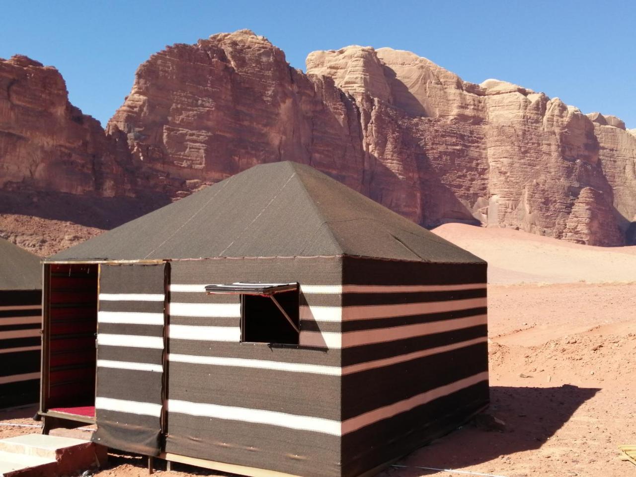 Black Irish Camp And Tours Hotell Wadi Rum Eksteriør bilde